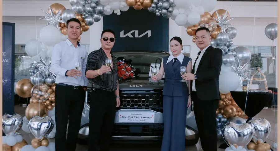 Á Hậu 1 Hoa Hậu Doanh nhân biển 2023 Dương Ngữ Tình nhận Bàn Giao xe Kia New Carnival tại showroom KIA Đông Hà