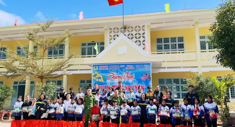 THACO AUTO GIA LAI - KON TUM THAM GIA ĐỒNG HÀNH CHƯƠNG TRÌNH "TẾT ĐẾN CÙNG EM"