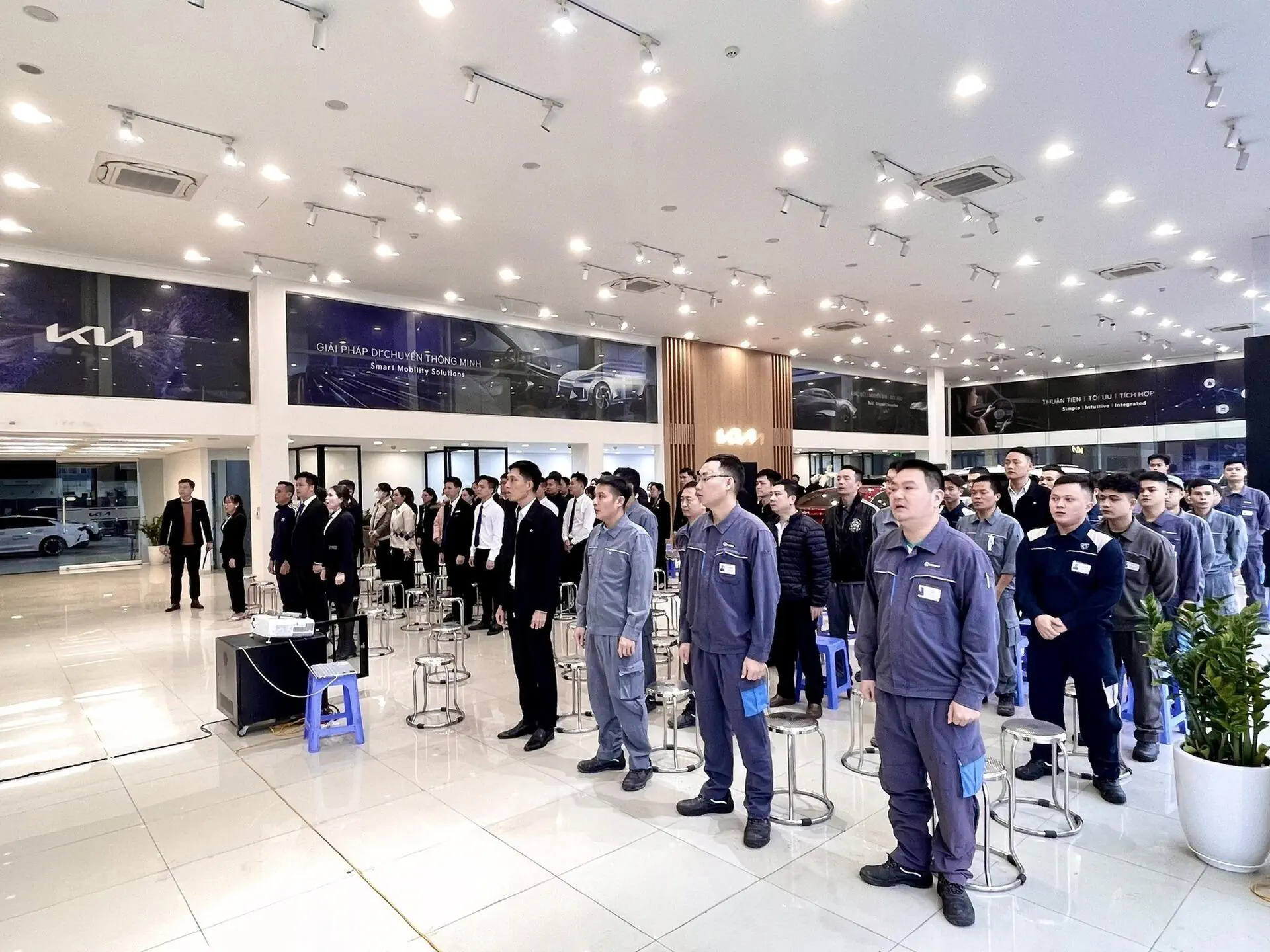 THACO AUTO BẠCH ĐẰNG - HÀ NỘI TỔ CHỨC LỄ CHÀO CỜ THÁNG 12 VÀ VINH DANH CÁ NHÂN XUẤT SẮC THÁNG 11 NĂM 2023