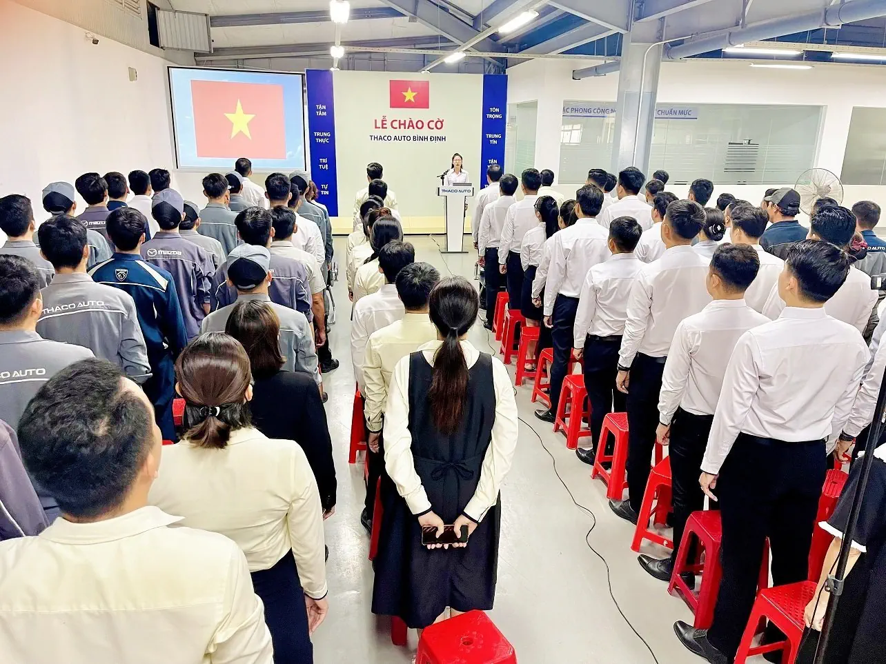 THACO AUTO Bình Định tổ chức Lễ chào cờ định kỳ tháng 7