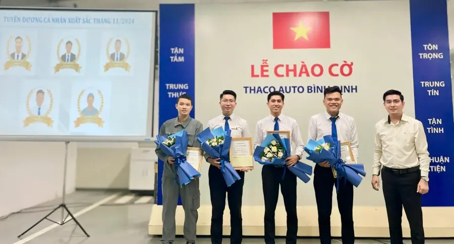 THACO AUTO Bình Định tổ chức lễ chào cờ cuối cùng của năm 2024 - Triển khai công tác chăm sóc khách hàng mùa lễ hội