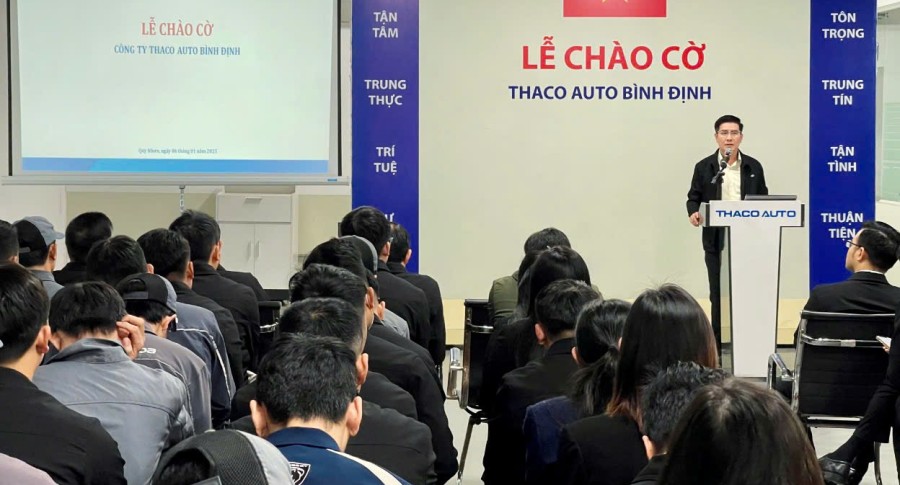 THACO AUTO Bình Định tổ chức lễ chào cờ đầu năm 2025 -  Vinh danh các cá nhân, tập thể đạt thành tích xuất sắc.
