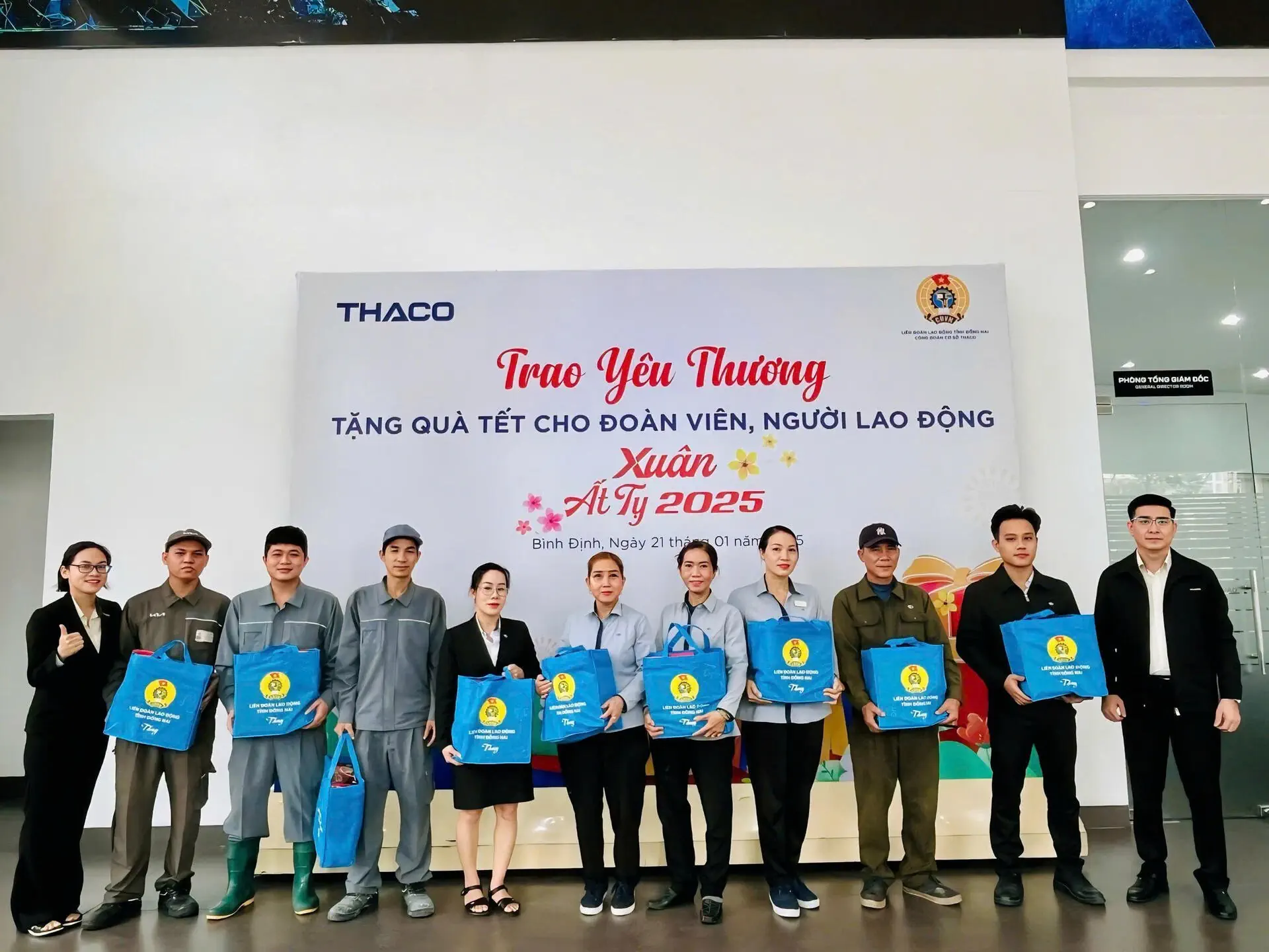 THACO AUTO Bình Định “trao yêu thương” đến CBNV nhân dịp Xuân Ất Tỵ 2025