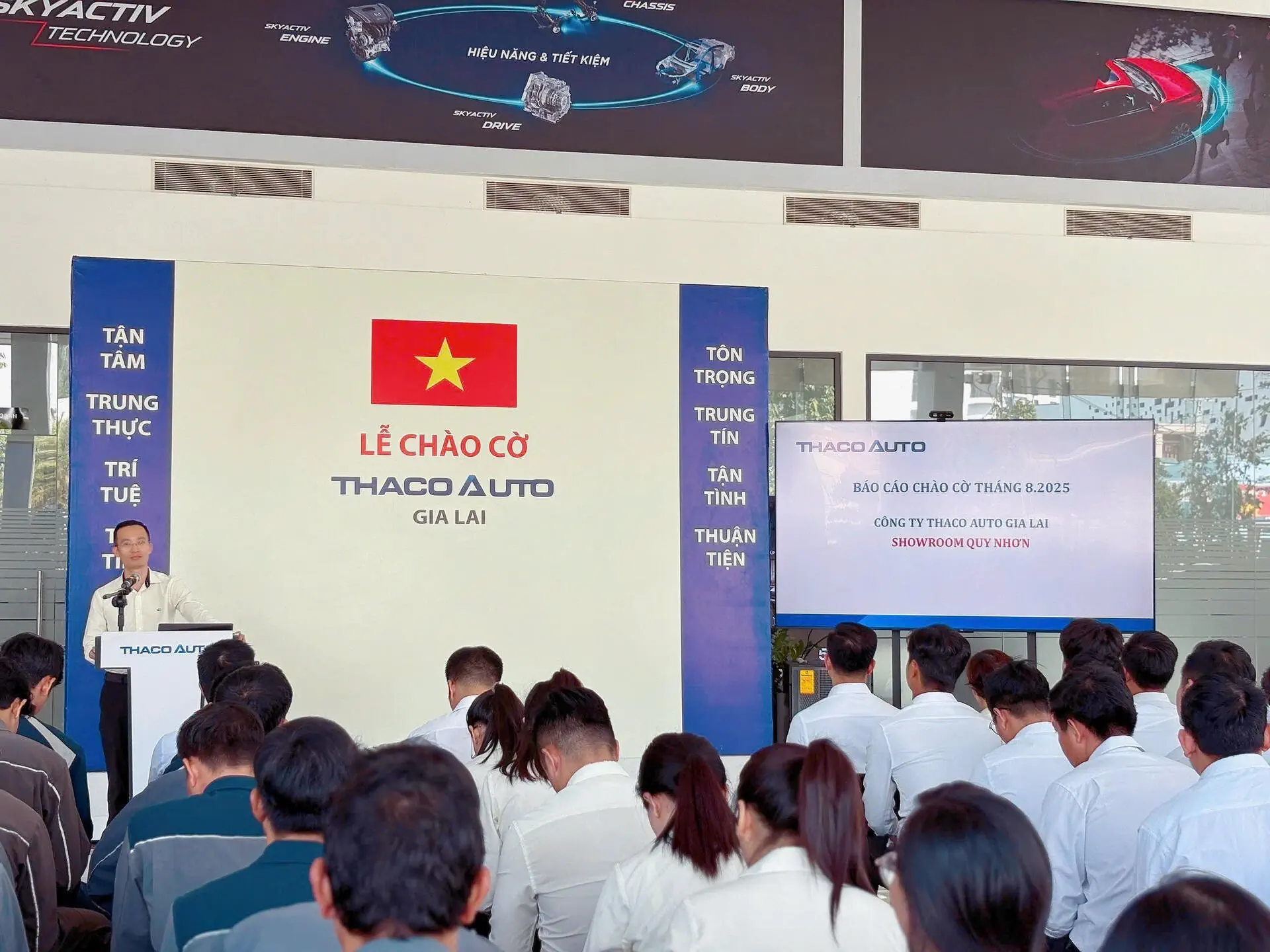 Lễ chào cờ tháng 8 tại Showroom Quy Nhơn – THACO AUTO Gia Lai