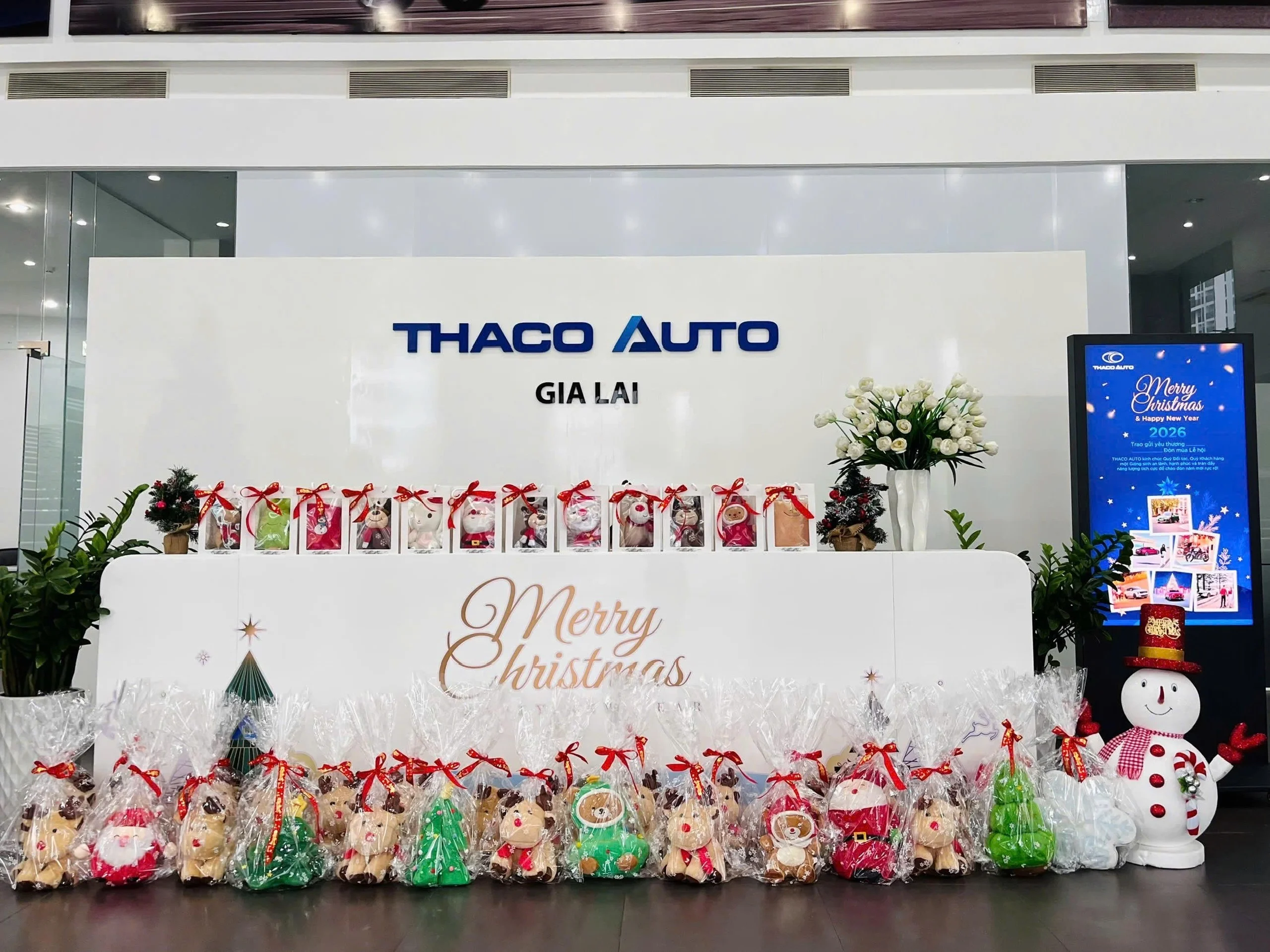 Merry Christmas and Happy New Year 2025 - Trao gửi yêu thương - Đón mùa Lễ hội