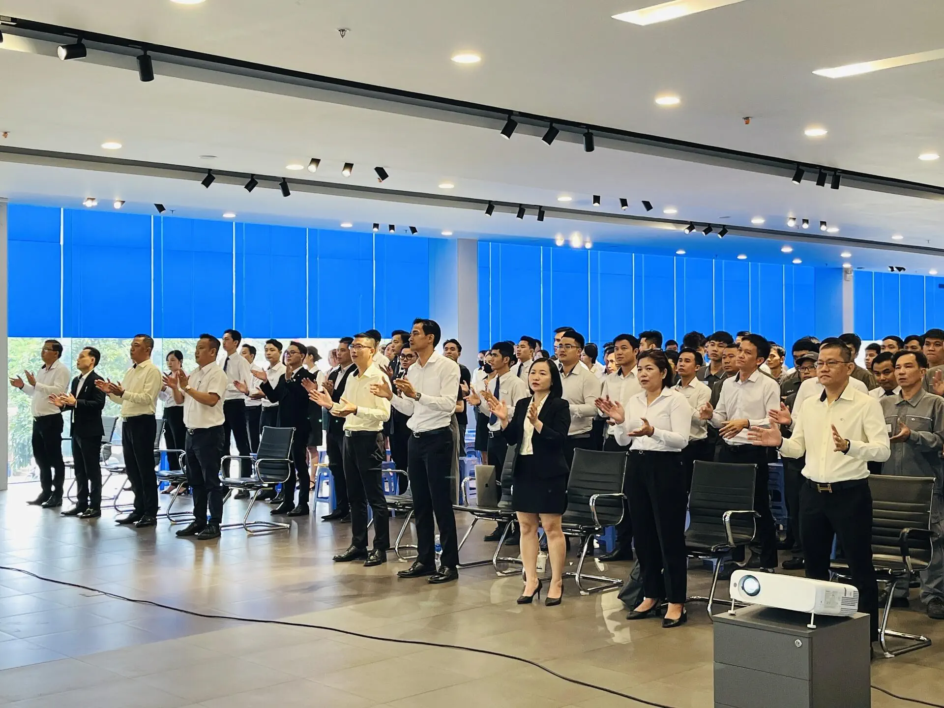 Lễ chào cờ tháng 9: THACO AUTO Bình Dương đẩy mạnh phục vụ khách hàng sau nghị định giảm 50% lệ phí trước bạ