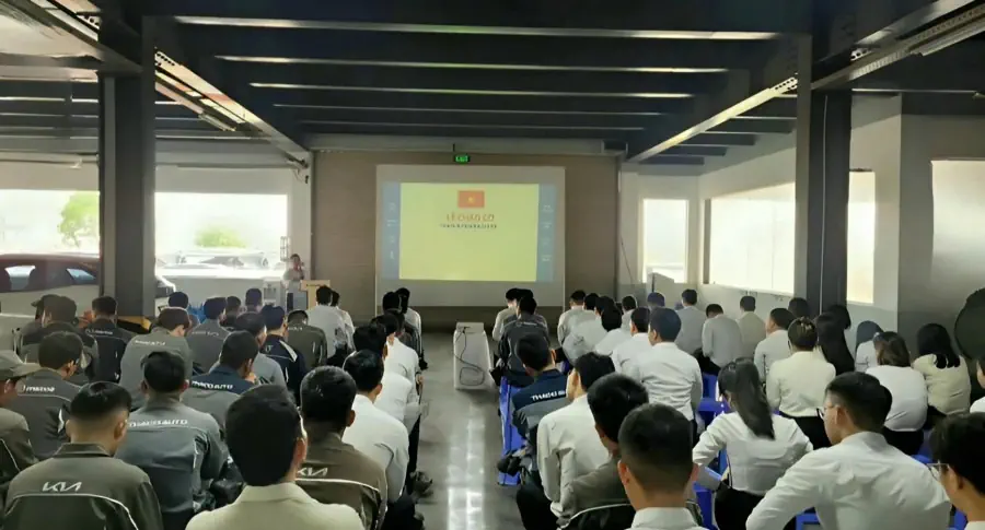 Lễ chào cờ tháng 9: THACO AUTO Bình Phước đẩy mạnh phục vụ khách hàng sau nghị định giảm 50% lệ phí trước bạ