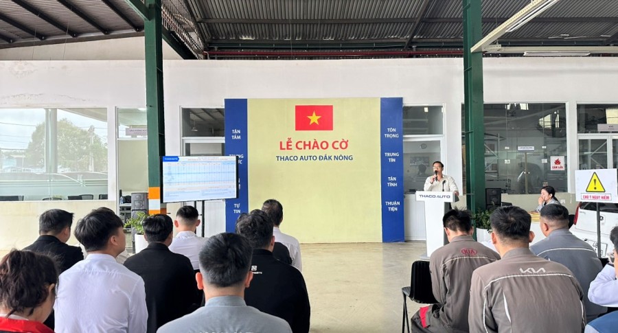 THACO AUTO Đắk Nông tổ chức lễ chào cờ cuối cùng năm 2024 - Triển khai công tác chăm sóc khách hàng mùa lễ hội