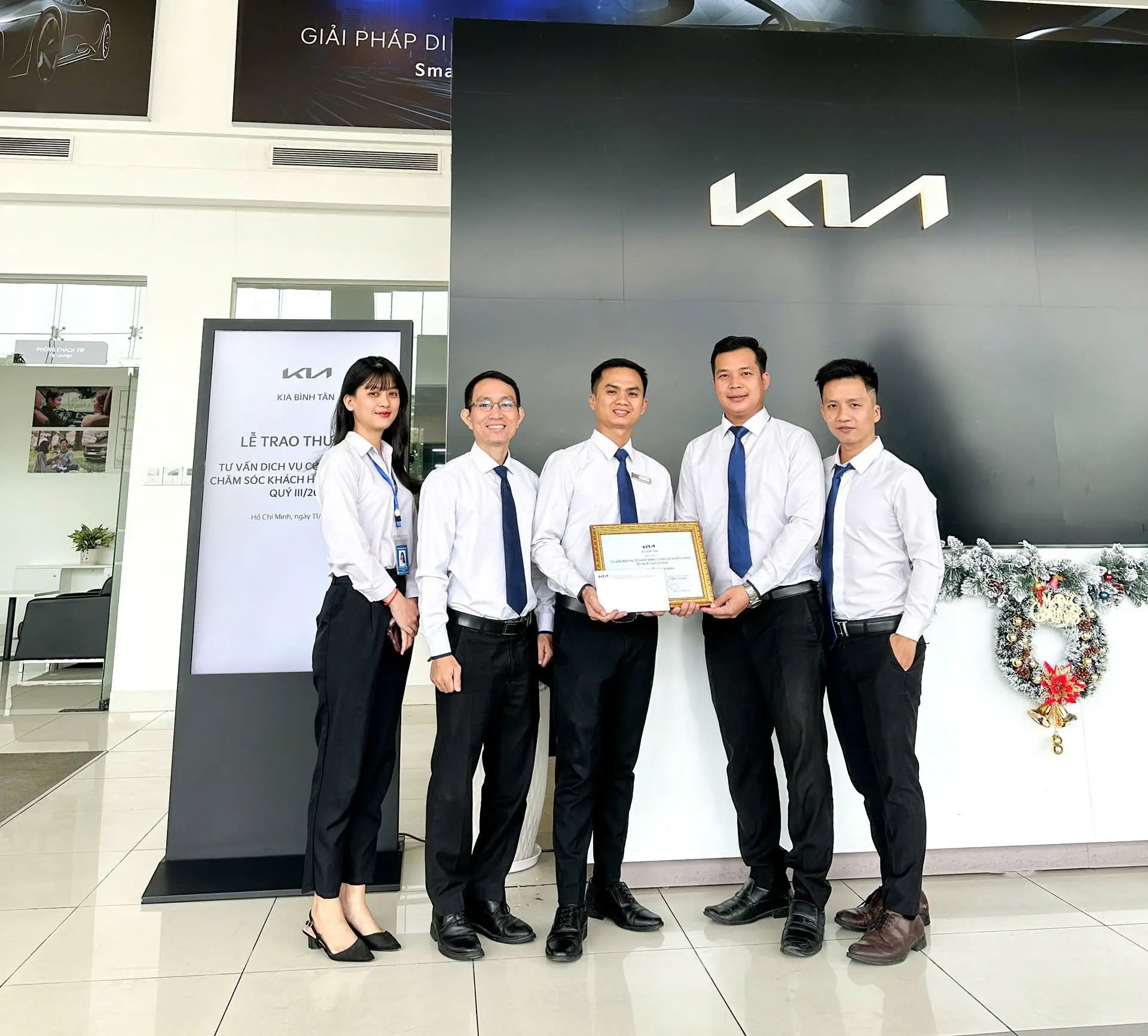 THACO AUTO Bình Tân trao thưởng cho Tư vấn dịch vụ có hoạt động chăm sóc khách hàng tốt nhất Quý III/2024