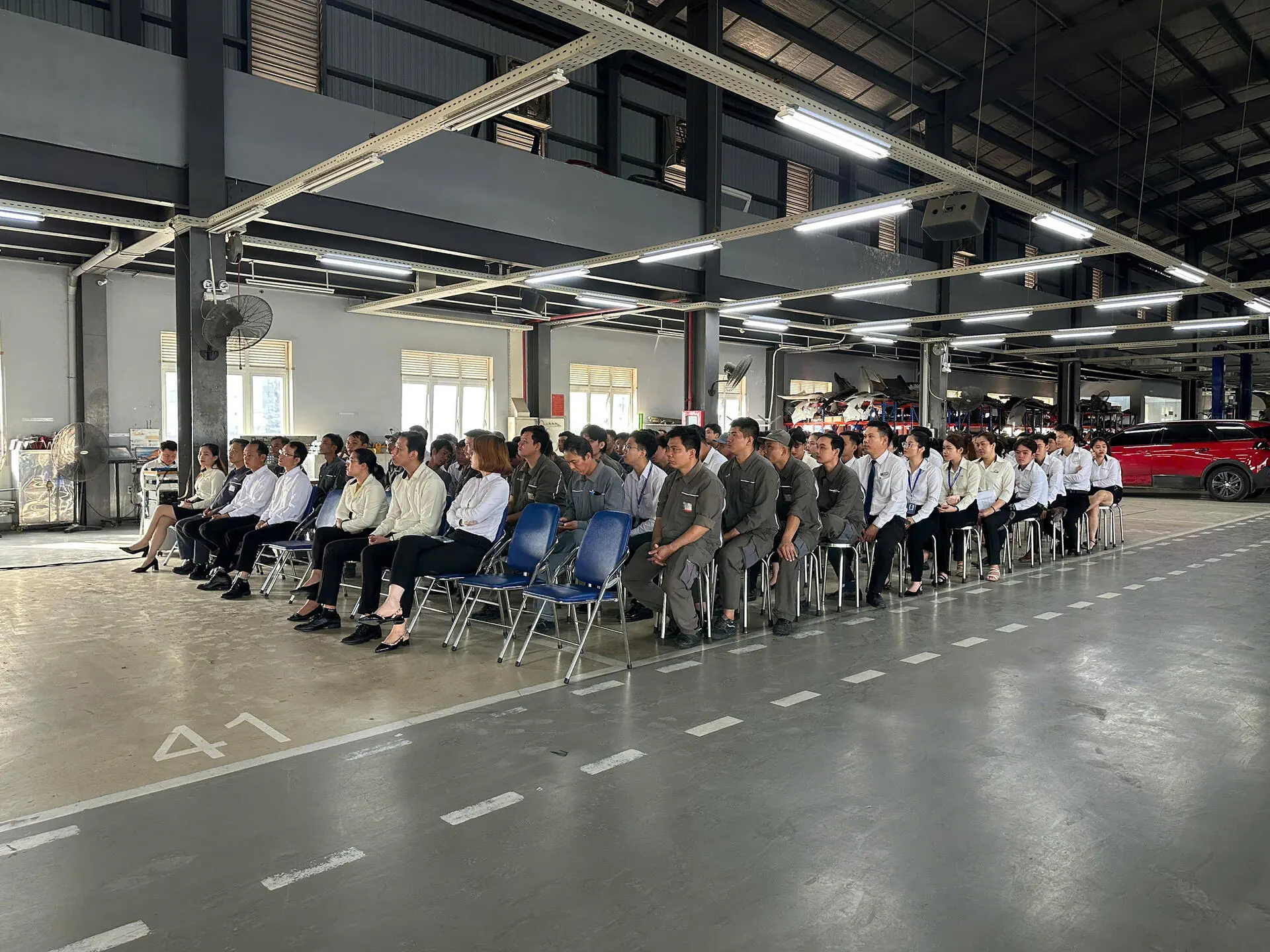 Lễ chào cờ tháng 12: Tăng tốc cuối năm đón Giáng Sinh và Năm Mới