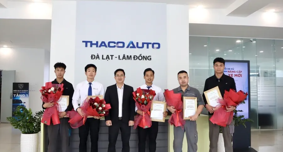Lễ chào cờ tháng 11: THACO AUTO Lâm Đồng tăng tốc trong tháng cuối cùng ưu đãi 50% lệ phí trước bạ