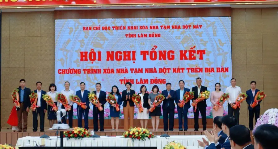 Công ty cổ phần tập đoàn Trường Hải được vinh danh vì đóng góp cho chương trình xoá nhà tạm dột nát tại Lâm Đồng