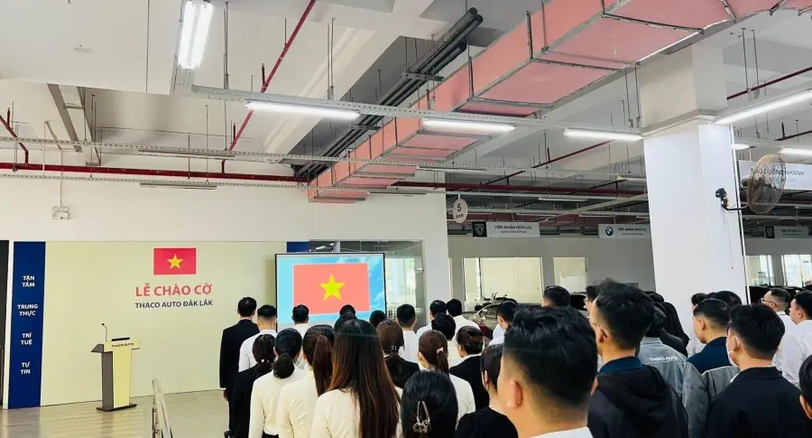 Chào cờ tháng 4/2024: THACO AUTO Đắk Lắk khen thưởng cá nhân, tập thể xuất sắc