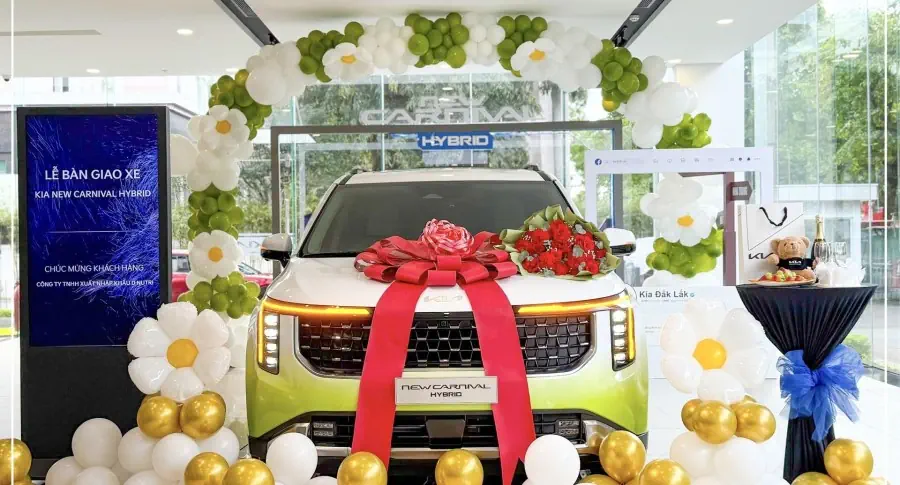 THACO AUTO Đắk Lắk vinh dự bàn giao xe đến quý khách hàng đầu tiên sở hữu Kia New Carnival Hybrid