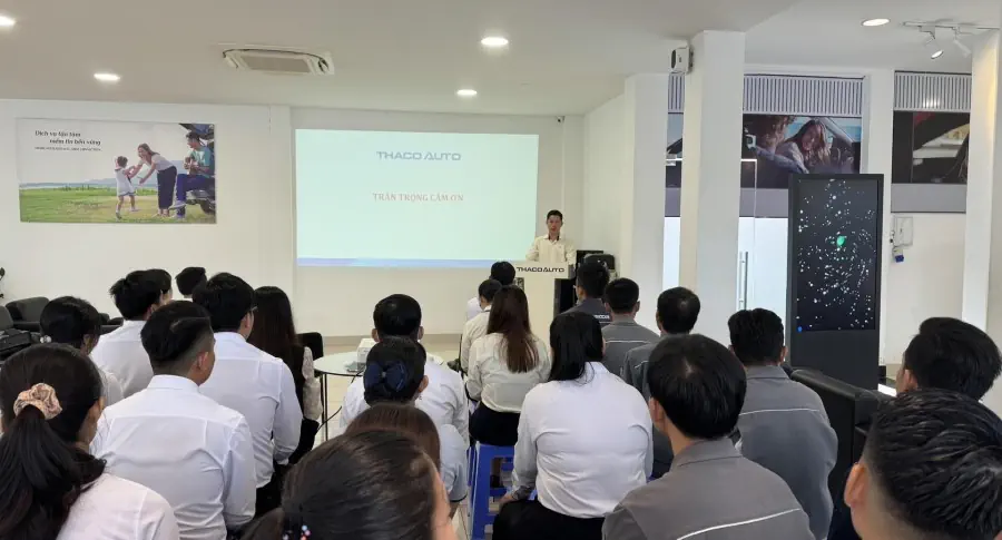 Lễ chào cờ tháng 11: THACO AUTO ĐỒNG THÁP tăng tốc trong tháng cuối cùng ưu đãi 50% lệ phí trước bạ