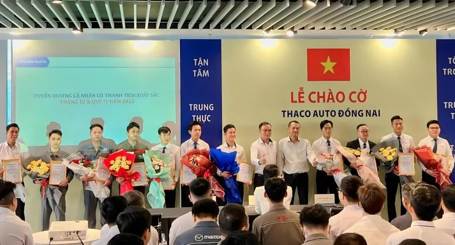 THACO AUTO ĐỒNG NAI vinh danh cá nhân xuất sắc trong Lễ chào cờ đầu năm mới 2024