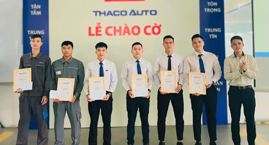 Lễ chào cờ tháng 9: THACO AUTO Huế đẩy mạnh phục vụ khách hàng sau nghị định giảm 50% lệ phí trước bạ
