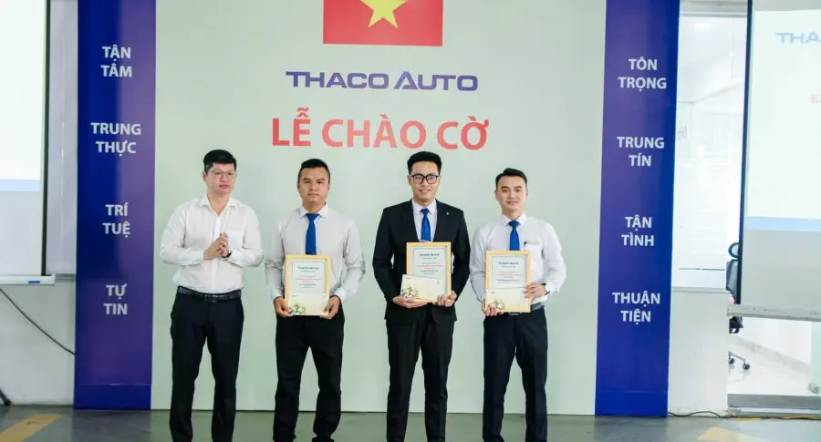 THACO AUTO HUẾ PHÁT HUY NÉT ĐẸP VĂN HOÁ “LỄ CHÀO CỜ ĐẦU THÁNG"