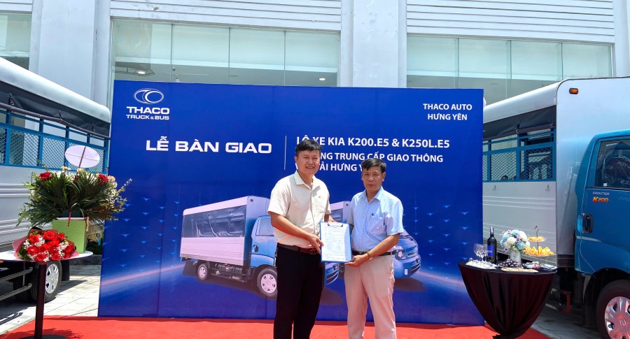 THACO AUTO HƯNG YÊN BÀN GIAO LÔ XE KIA K200.E5 & KIA K250L.E5 CHO TRƯỜNG TRUNG CẤP GIAO THÔNG VẬN TẢI HƯNG YÊN