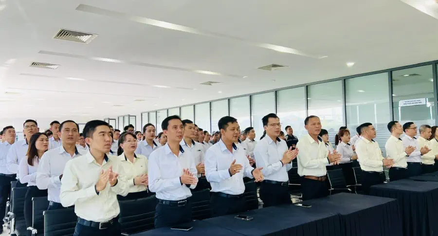 Lễ chào cờ tháng 8: THACO AUTO Khánh Hoà chú trọng vào hoạt động chăm sóc khách hàng tại công ty.