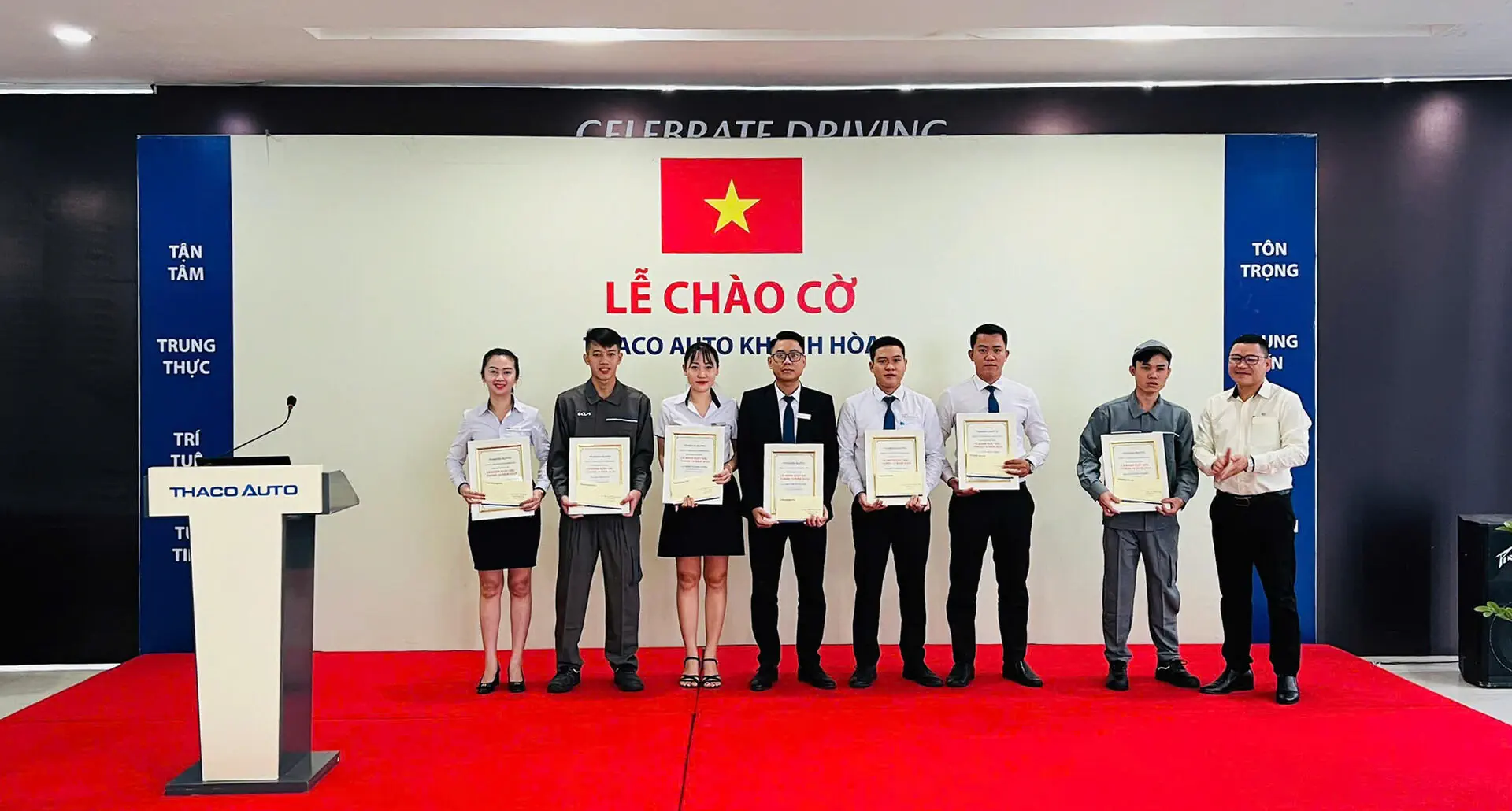 Lễ chào cờ tháng 11: THACO AUTO Khánh Hòa tăng tốc trong tháng cuối cùng ưu đãi 50% lệ phí trước bạ