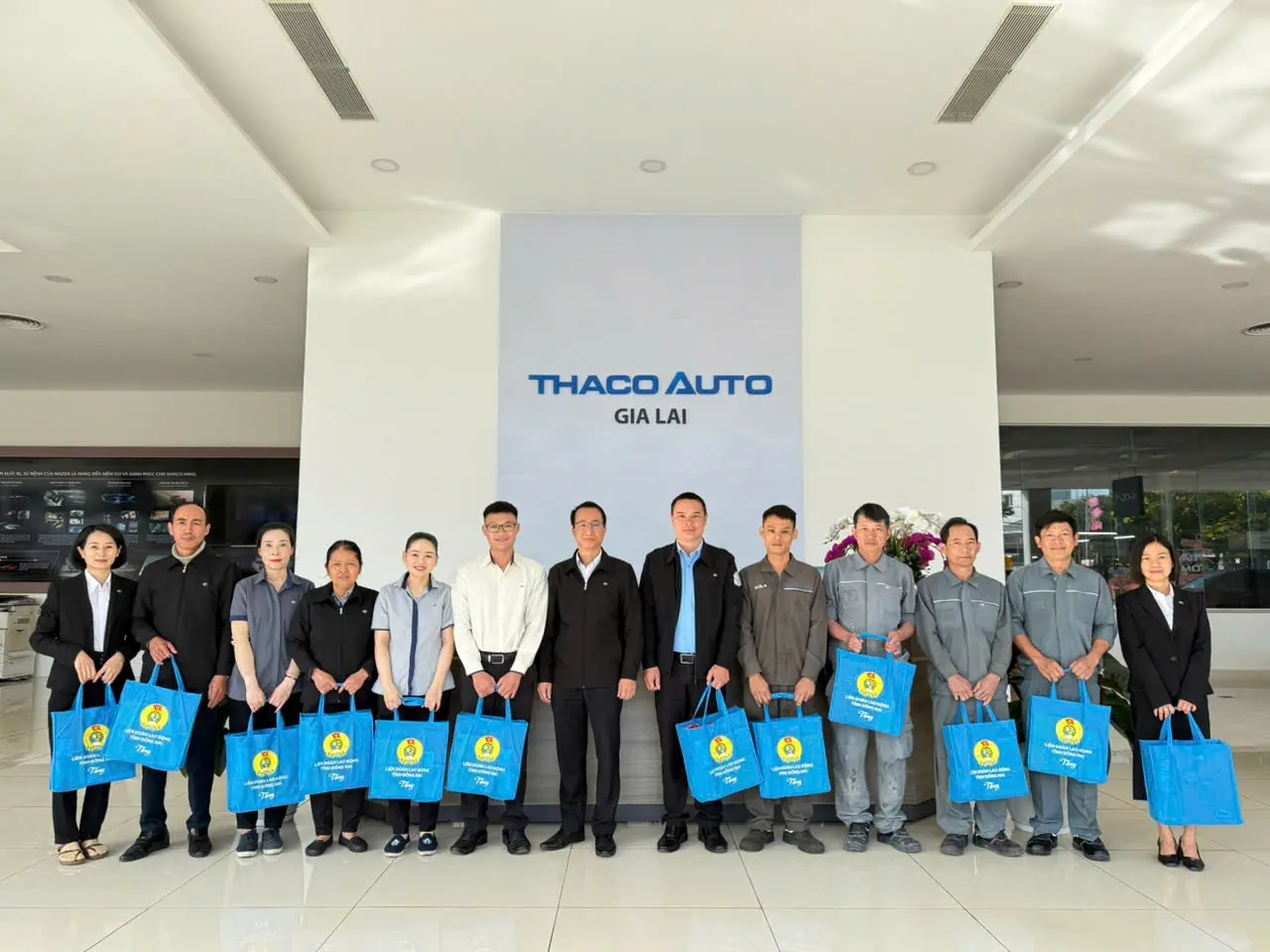 THACO AUTO Gia Lai trao quà tết cho đoàn viên công đoàn và người lao động có hoàn cảnh khó khăn
