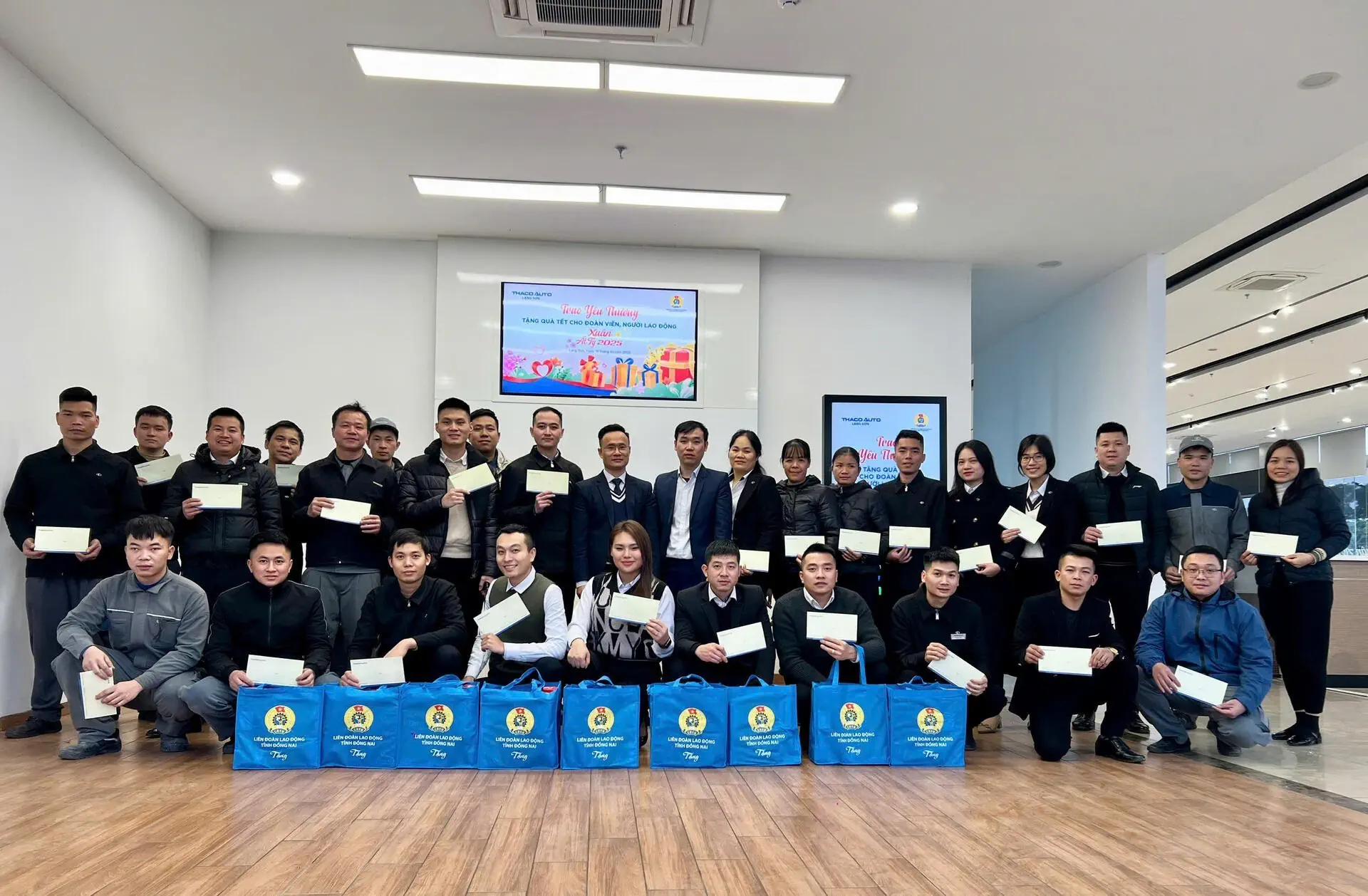 THACO AUTO LẠNG SƠN TẶNG QUÀ TẾT CHO ĐOÀN VIÊN, NGƯỜI LAO ĐỘNG