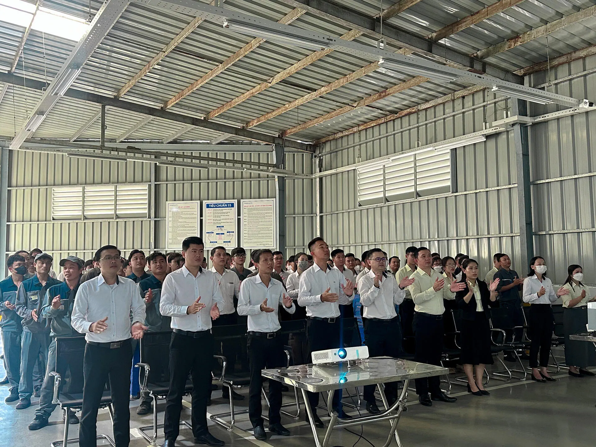 THACO AUTO Long An tổ chức Lễ chào cờ định kỳ tháng 3 năm 2024