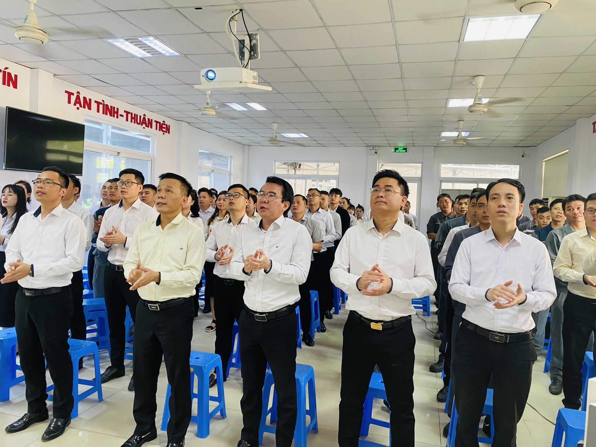 CHÀO CỜ THÁNG 5/2024: THACO AUTO NGHỆ AN TỔ CHỨC ĐÁNH GIÁ KẾT QUẢ THÁNG 04, TUYÊN DƯƠNG KHEN THƯỞNG CÁ NHÂN XUẤT SẮC & TRIỂN KHAI KẾ HOẠCH KINH DOANH THÁNG 05/2024