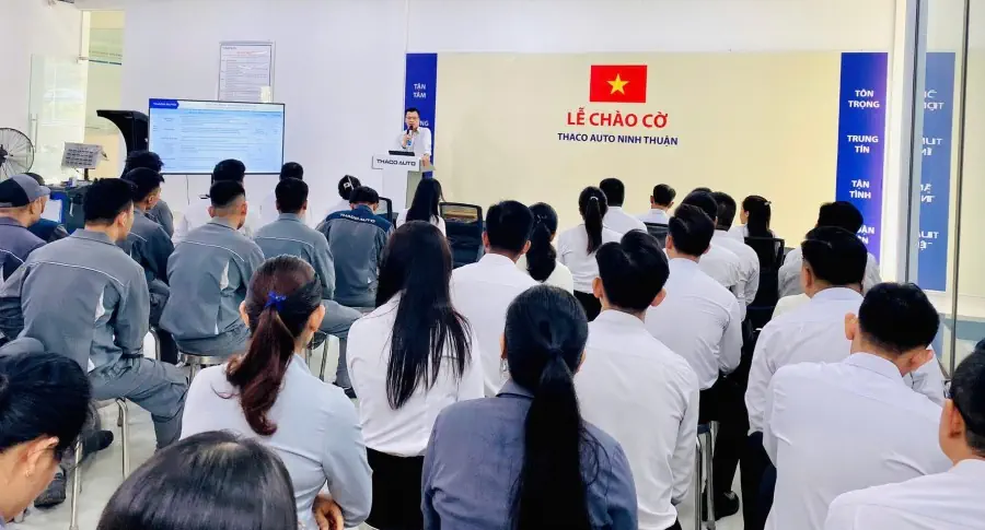 Lễ chào cờ tháng 9: THACO AUTO Ninh Thuận đẩy mạnh phục vụ khách hàng sau nghị định giảm 50% lệ phí trước bạ