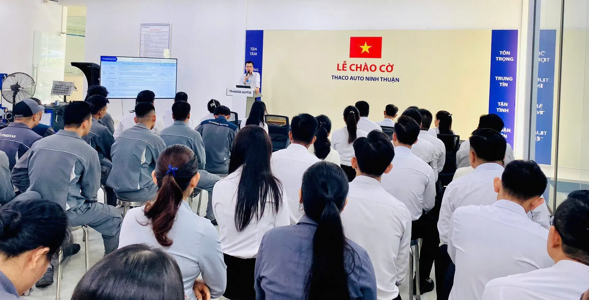 Lễ chào cờ tháng 9: THACO AUTO Ninh Thuận đẩy mạnh phục vụ khách hàng sau nghị định giảm 50% lệ phí trước bạ