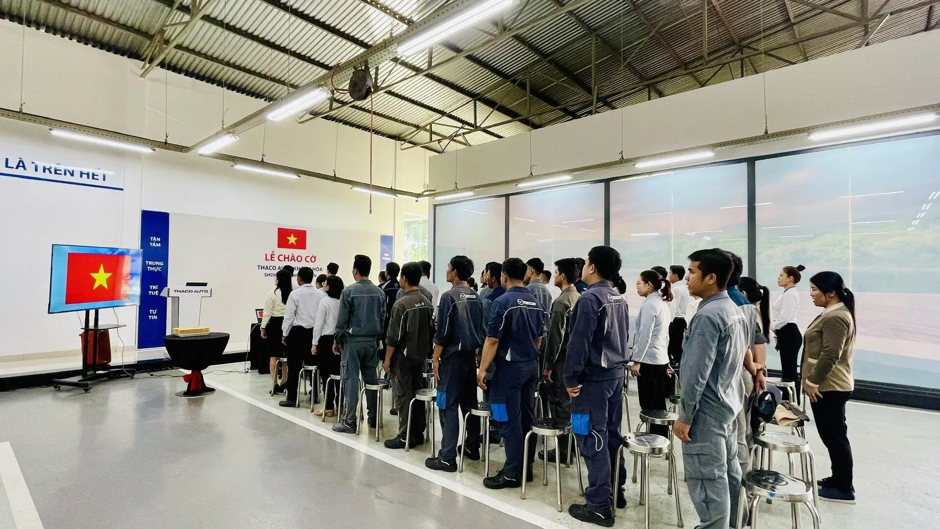 Lễ chào cờ tháng 5: THACO AUTO Ninh Thuận vinh danh cá nhân có thành tích xuất sắc