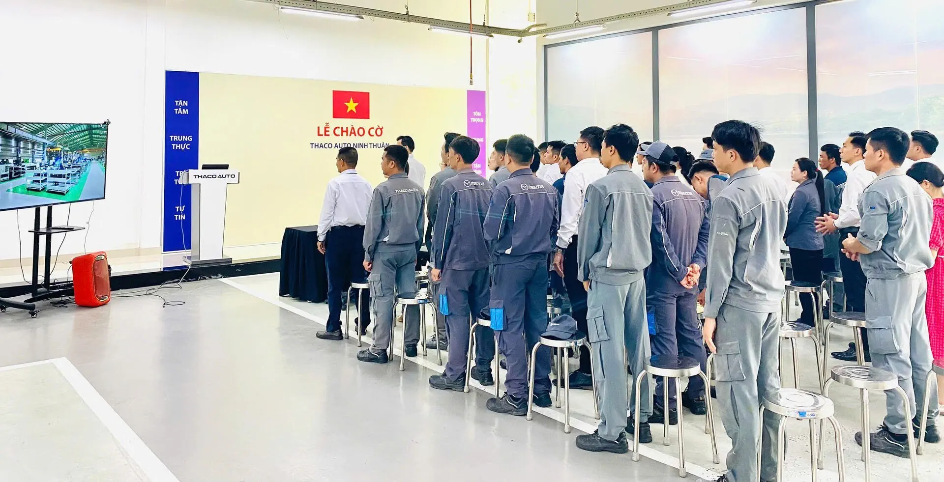 Lễ chào cờ tháng 10: CBNV THACO AUTO NINH THUẬN đẩy mạnh phục vụ khách hàng dịp cuối năm