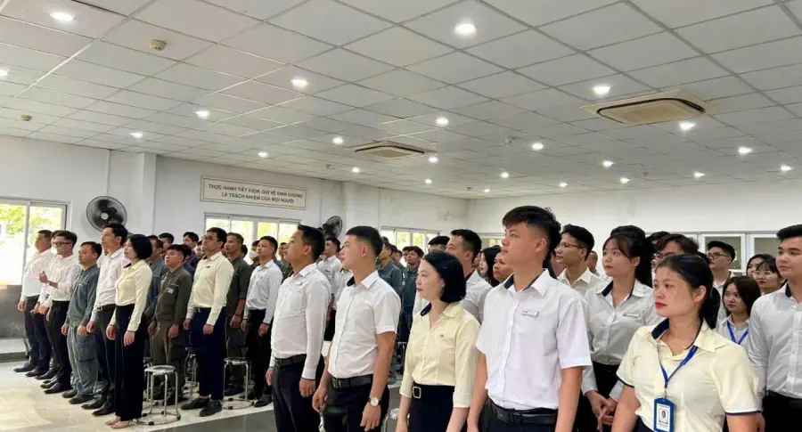 THACO AUTO PHẠM VĂN ĐỒNG TỔ CHỨC LỄ CHÀO CỜ THÁNG 5