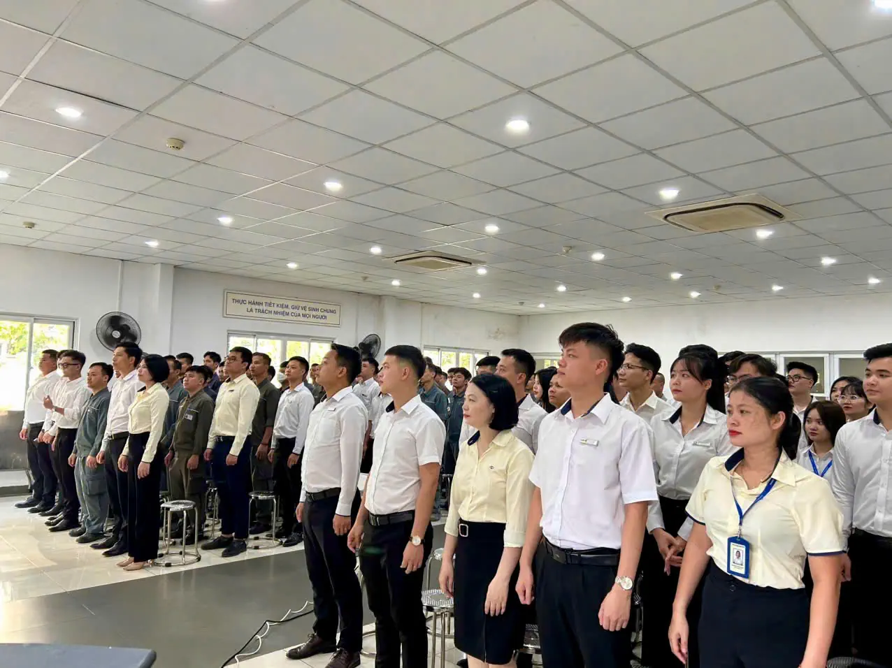 THACO AUTO PHẠM VĂN ĐỒNG TỔ CHỨC LỄ CHÀO CỜ THÁNG 5