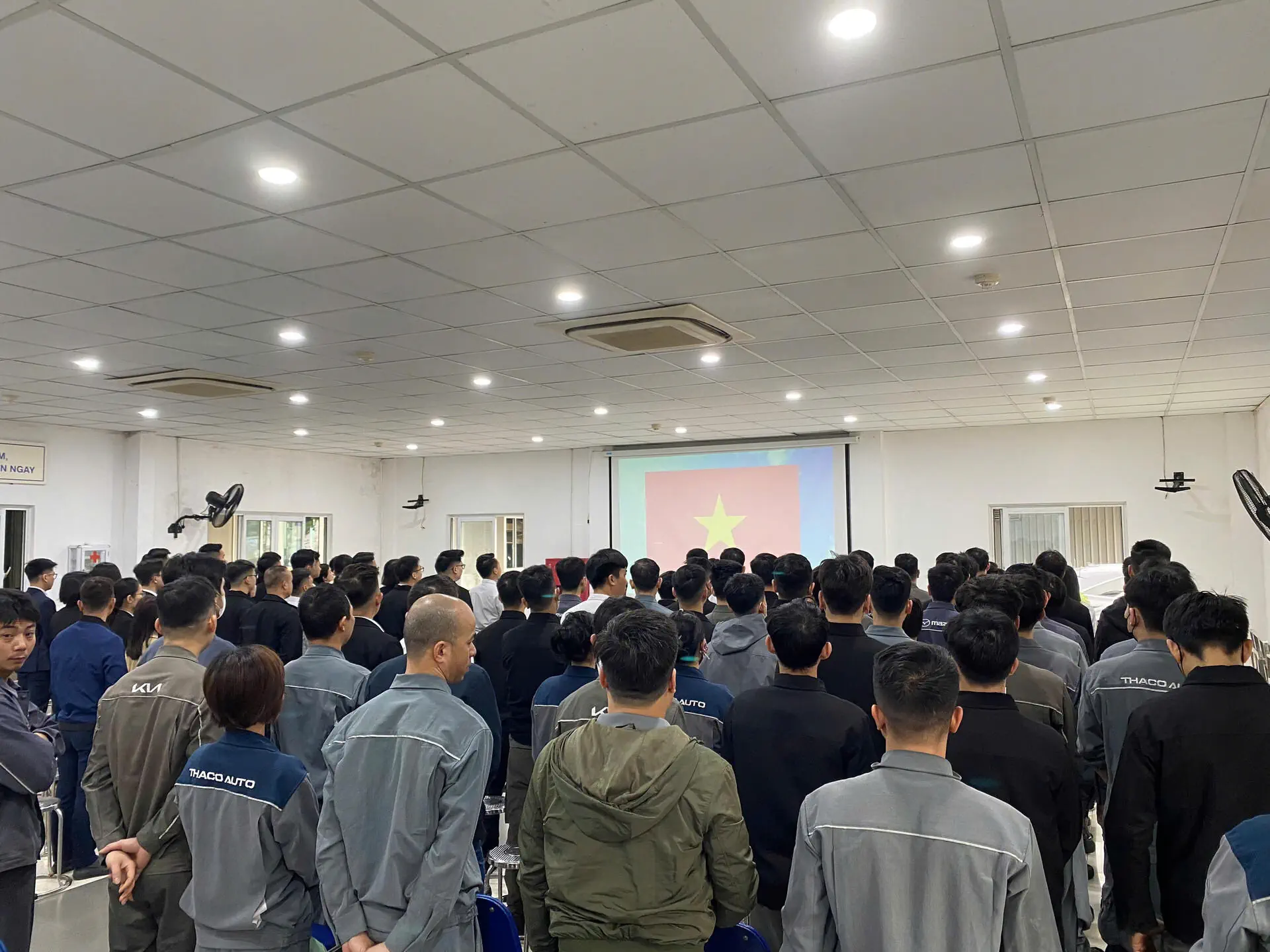 THACO AUTO PHẠM VĂN ĐỒNG TỔ CHỨC LỄ CHÀO CỜ THÁNG 4