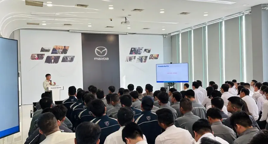 THACO AUTO Phú Mỹ Hưng tổ chức Lễ chào cờ định kỳ tháng 5