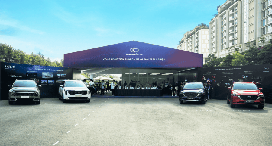 Khách hàng hào hứng trải nghiệm lái thử xe SUV Kia, Mazda