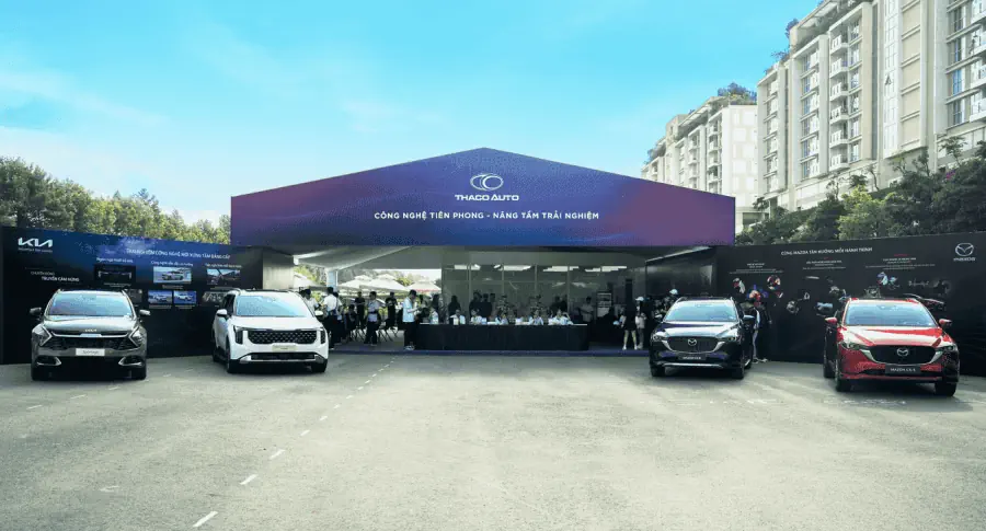 Khách hàng hào hứng trải nghiệm lái thử xe SUV Kia, Mazda