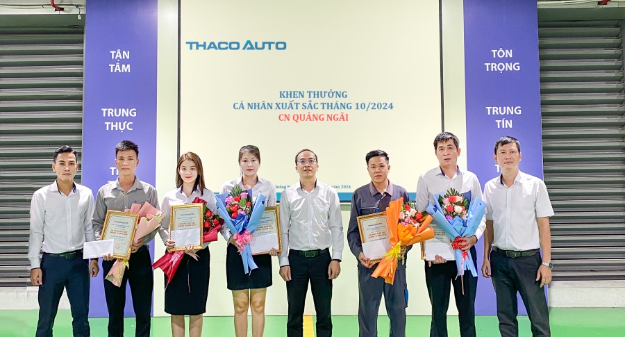Lễ chào cờ tháng 11: THACO AUTO Quảng Ngãi tăng tốc trong tháng cuối cùng ưu đãi 50% lệ phí trước bạ