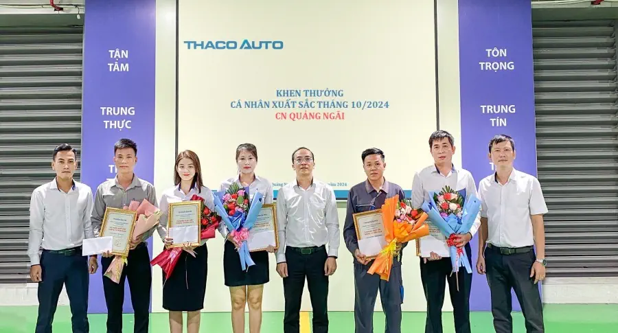 Lễ chào cờ tháng 11: THACO AUTO Quảng Ngãi tăng tốc trong tháng cuối cùng ưu đãi 50% lệ phí trước bạ
