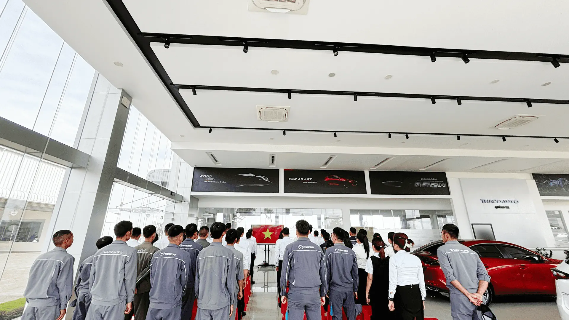 Lễ chào cờ tháng 9: THACO AUTO Quảng Trị đẩy mạnh phục vụ khách hàng sau nghị định giảm 50% lệ phí trước bạ