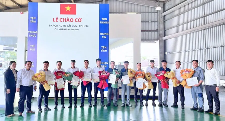 Lễ chào cờ tháng 11: THACO AUTO Tải Bus - TP.HCM tăng tốc trong tháng cuối cùng ưu đãi 50% lệ phí trước bạ