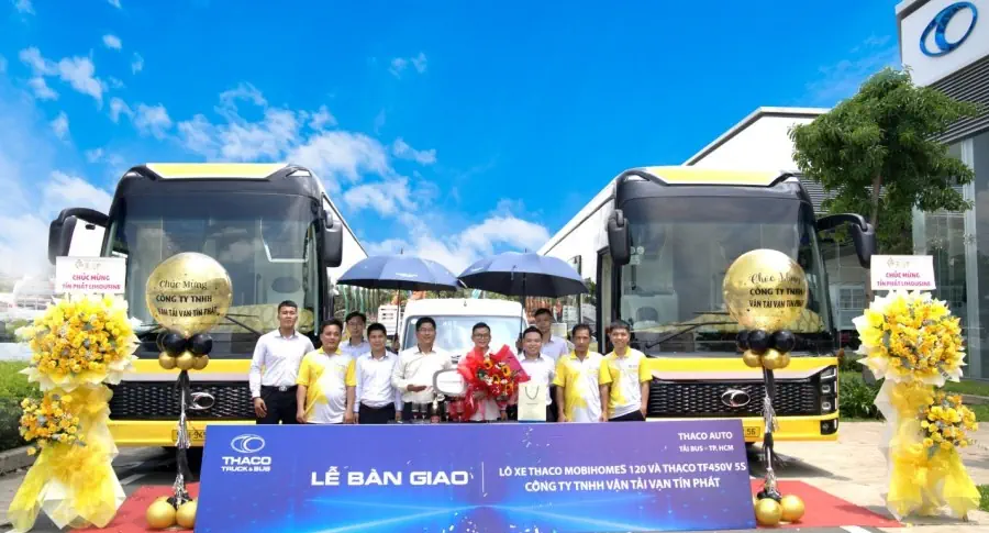THACO AUTO Tải Bus - TP.HCM bàn giao lô xe THACO MOBIHOMES 120 và THACO TF450V 5S cho Công Ty TNHH Vận Tải Vạn Tín Phát