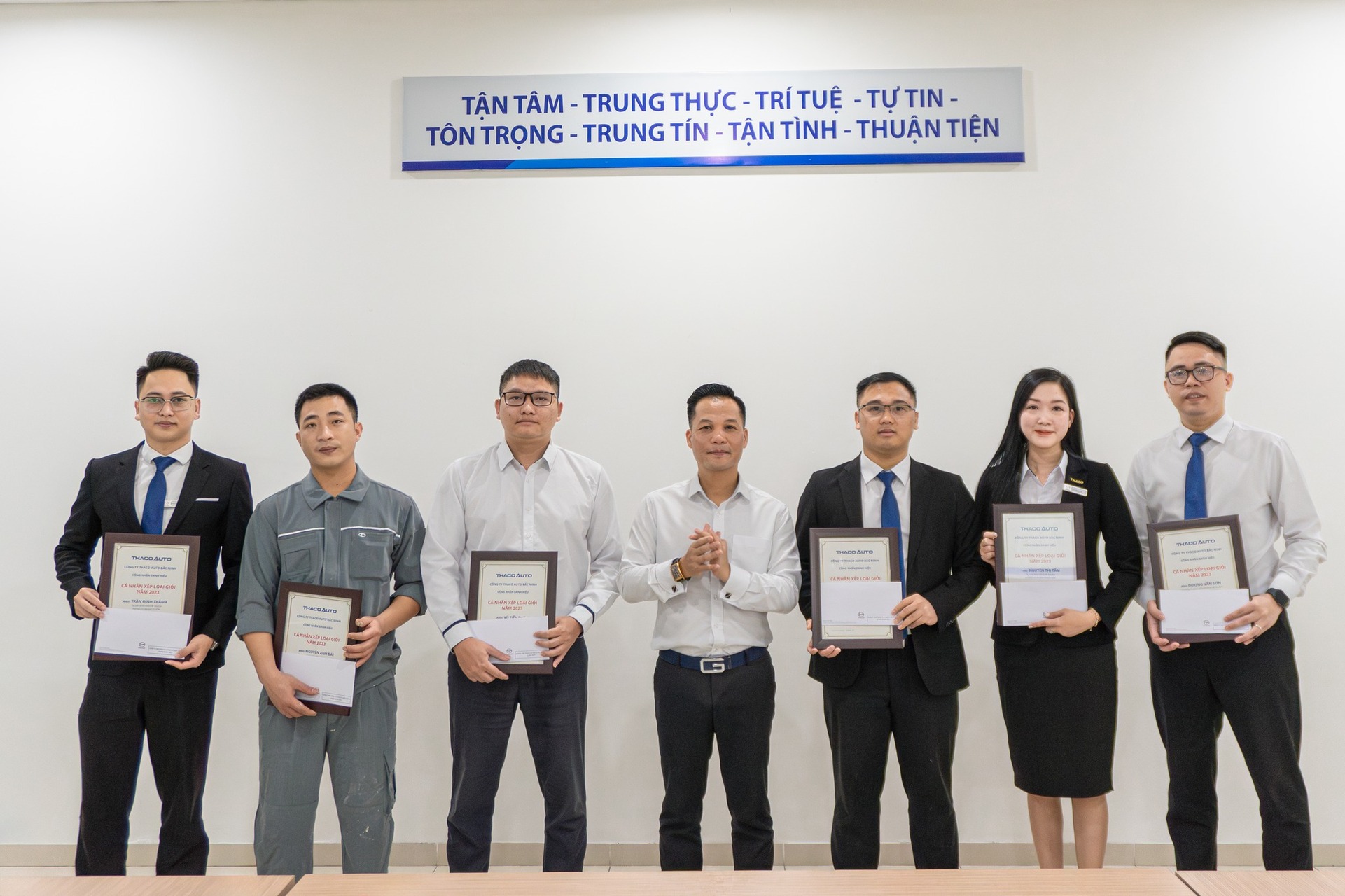 THACO AUTO BẮC NINH KHEN THƯỞNG CÁC CÁ NHÂN XẾP LOẠI GIỎI NĂM 2023