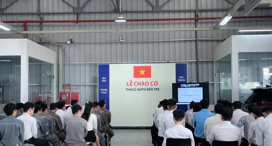 Lễ chào cờ tháng 10: CBNV THACO AUTO Bến Tre đẩy mạnh phục vụ khách hàng dịp cuối năm