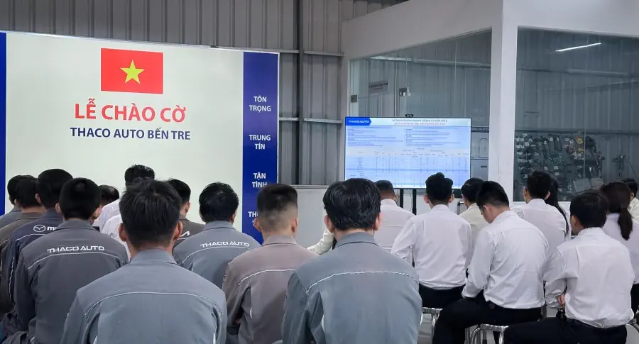 THACO AUTO Bến Tre tổ chức lễ chào cờ cuối cùng của năm 2024 - Triển khai công tác chăm sóc khách hàng mùa lễ hội