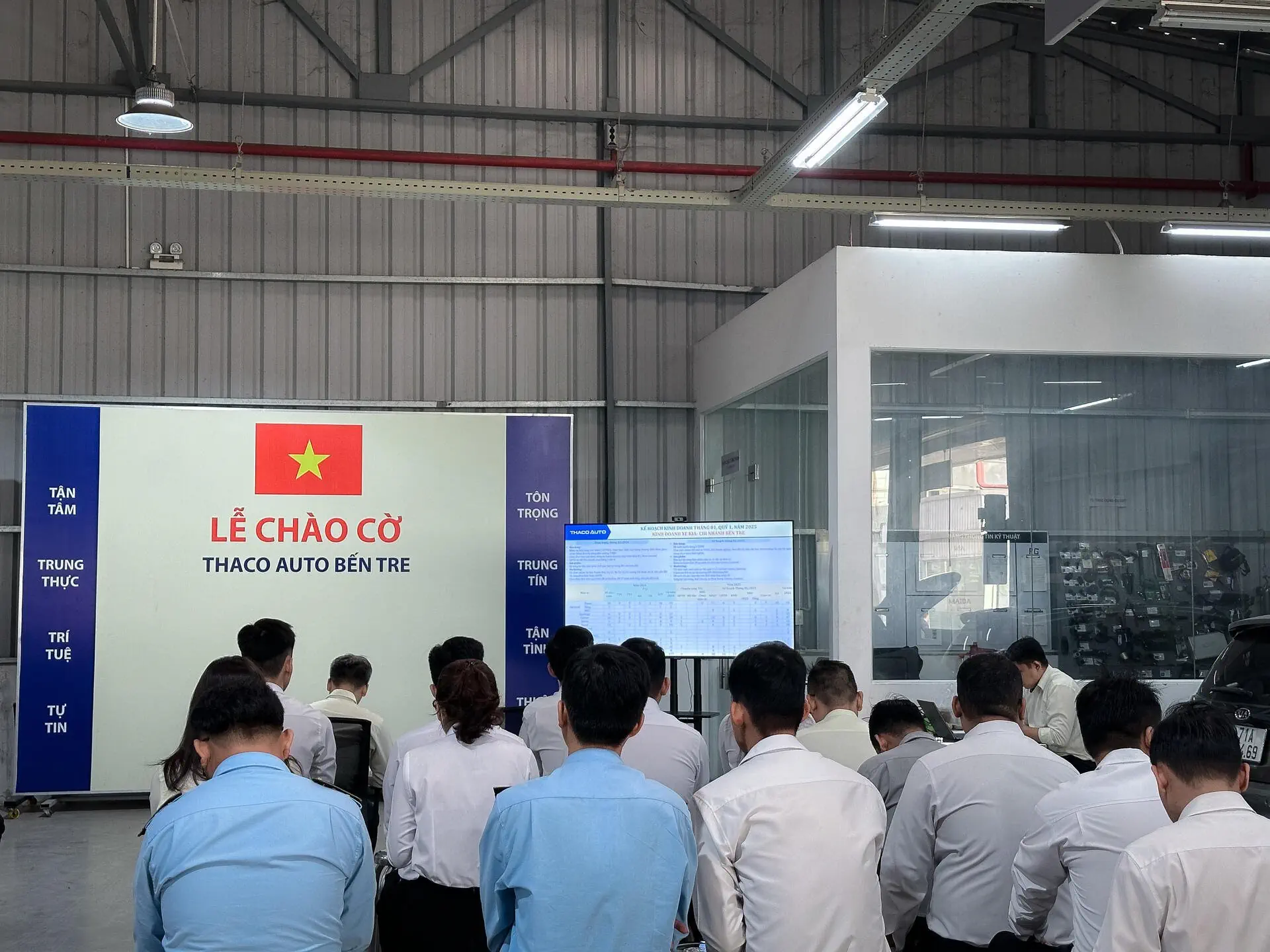 THACO AUTO Bến Tre tổ chức lễ chào cờ đầu năm 2025 - Vinh danh cá nhân, tập thể đạt thành tích xuất sắc.