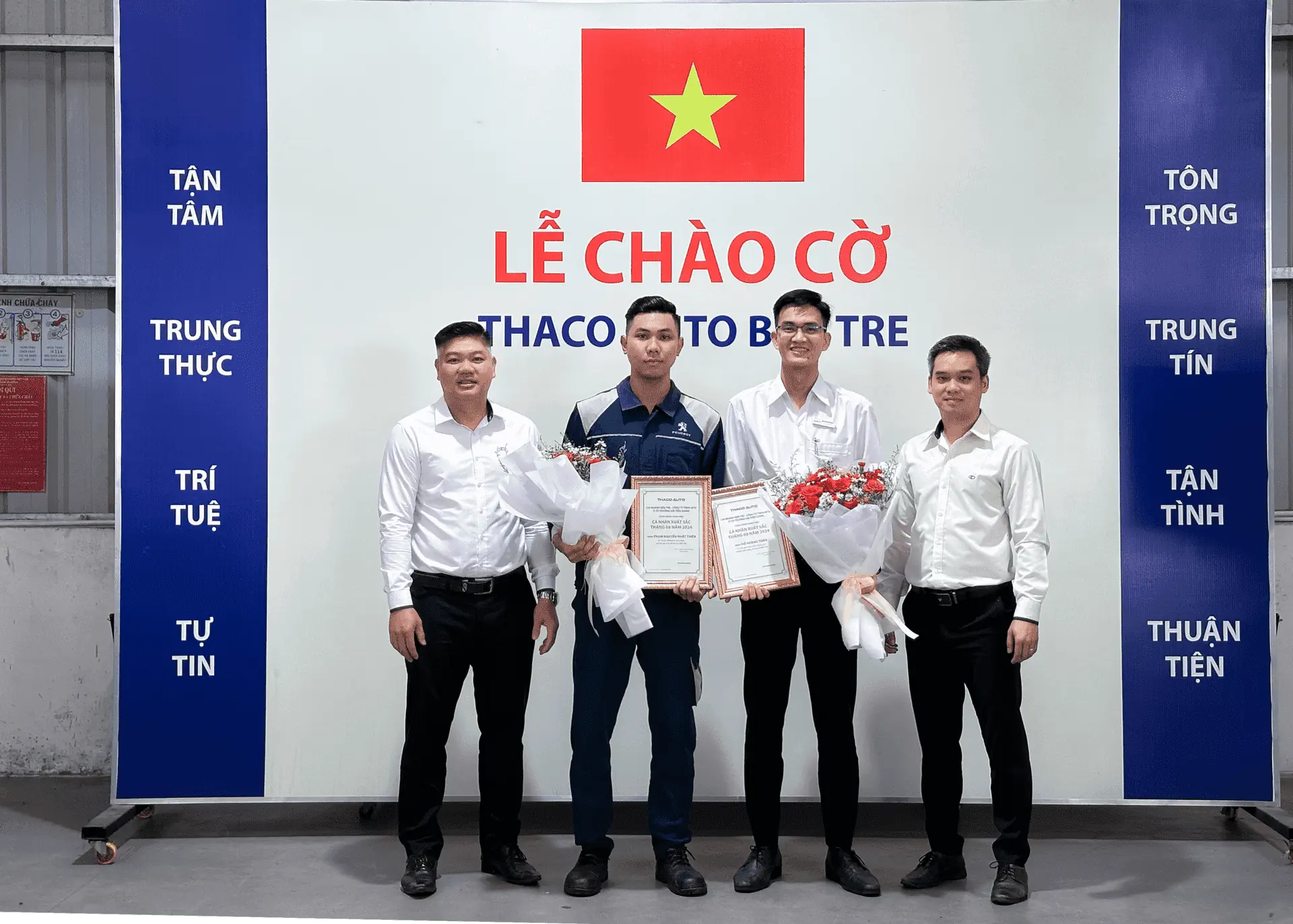 Lễ chào cờ tháng 9: THACO AUTO Bến Tre đẩy mạnh phục vụ khách hàng sau nghị định giảm 50% lệ phí trước bạ