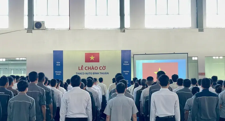 Lễ chào cờ tháng 11: THACO AUTO Bình Thuận tăng tốc trong tháng cuối cùng ưu đãi 50% lệ phí trước bạ